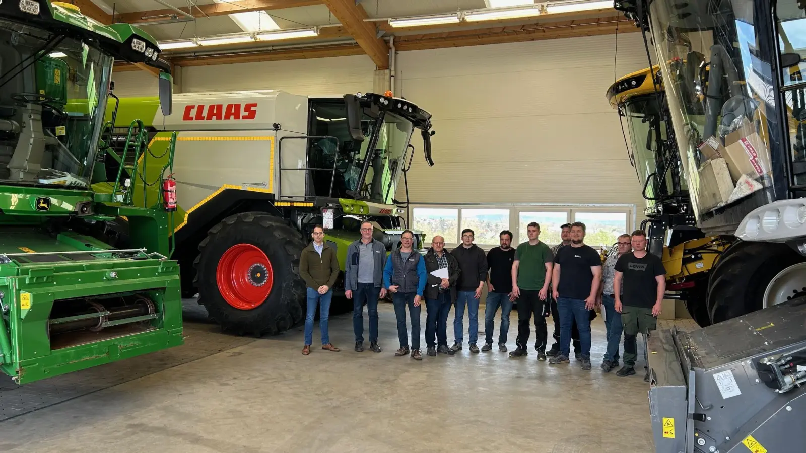 Trainer Niels Schröder von AgriExperts (links) mit den Teilnehmern der Mähdrescher-Optimierungs-Schulung an der Landmaschinenschule des Bezirks Oberfranken in Bayreuth (Foto: agriexperts-consulting)