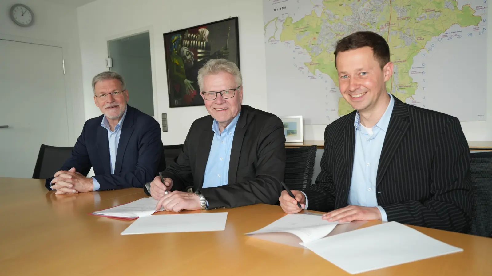 Der neue Geschäftsführer der Stadtwerke Bayreuth heißt Markus Rützel (re.). Mit Oberbürgermeister Thomas Ebersberger (Mi.) hat er seinen Arbeitsvertrag bei der Stadt Bayreuth, dem 100-prozentigen Eigentümer der Stadtwerke Bayreuth Holding GmbH, unterzeichnet. Er tritt die Nachfolge von Jürgen Bayer (li.) an, der zum Ende des Jahres als Geschäftsführer ausscheidet.  (Foto: Stadt Bayreuth)