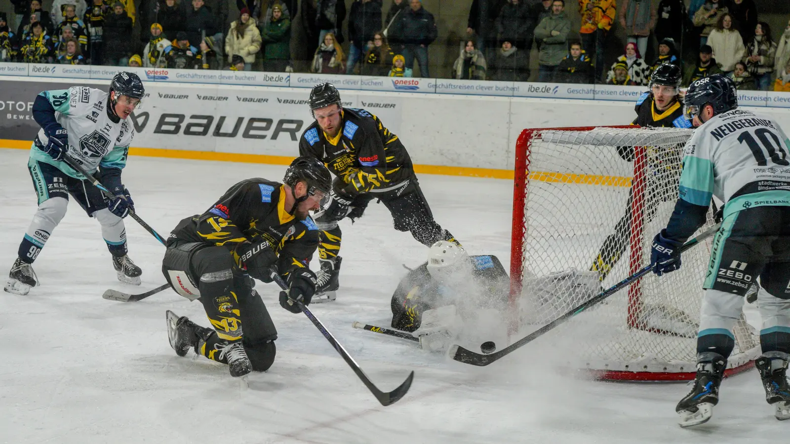 Verteidiger Michal Spacek (schwarzes Trikot mit der Nummer 13, links) kniete sich in der vergangenen Spielzeit wie hier im Heimspiel gegen die Lindau Islanders stets voll rein und bleibt den onesto Tigers auch in der kommenden Saison erhalten. (Foto: sd)