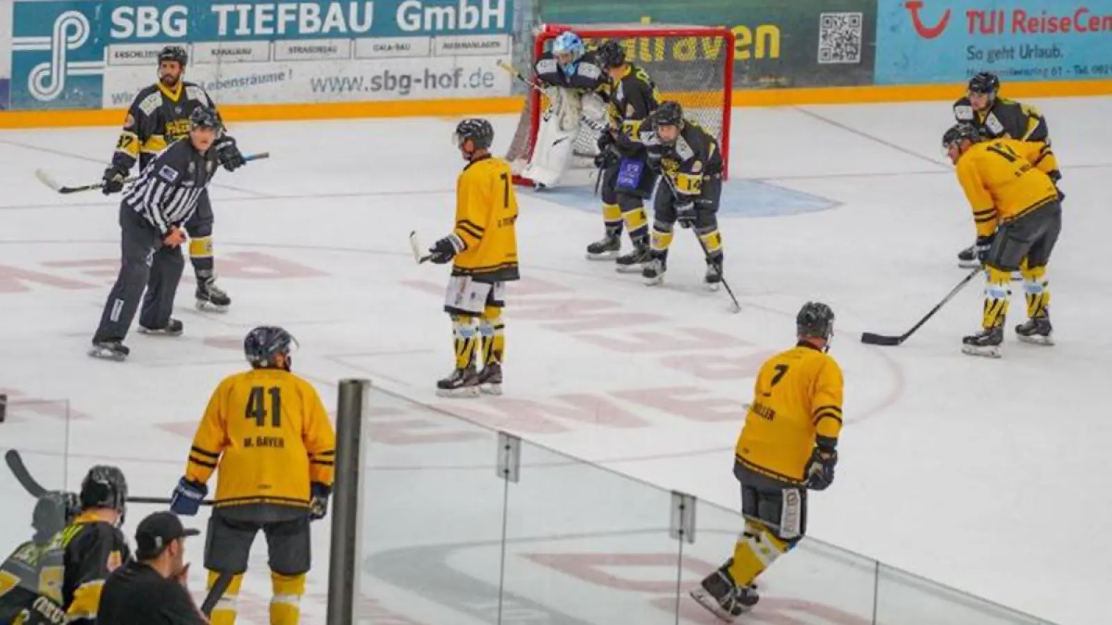 David Stevens (Nummer 7) in der Bildmitte beim Legendenspiel zwischen ESV Bayreuth und dem EHC Bayreuth am 27. August 2022. (Archivbild: Stefan Dörfler)