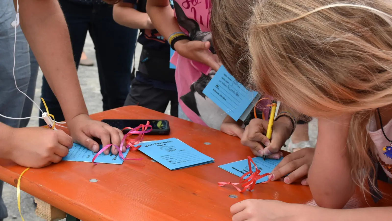 Zum Start ins Mini-Bayreuth-Vergnügen braucht es erstmal einen Pass. (Foto: Andreas Türk)