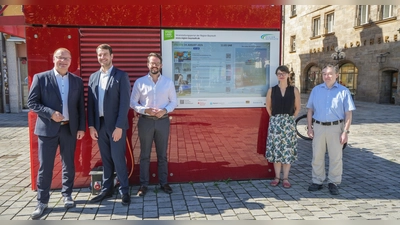 Sie freuen sich über den neuen Flyerkasten am Bücherschrank am Luitpoldplatz: Sparkassenvorstandsmitglied Michael Albert, Initiatorin Mirjam Horn-Schott und Oberbürgermeister Dr. Andreas Zippel. (Foto: Stadt Bayreuth)