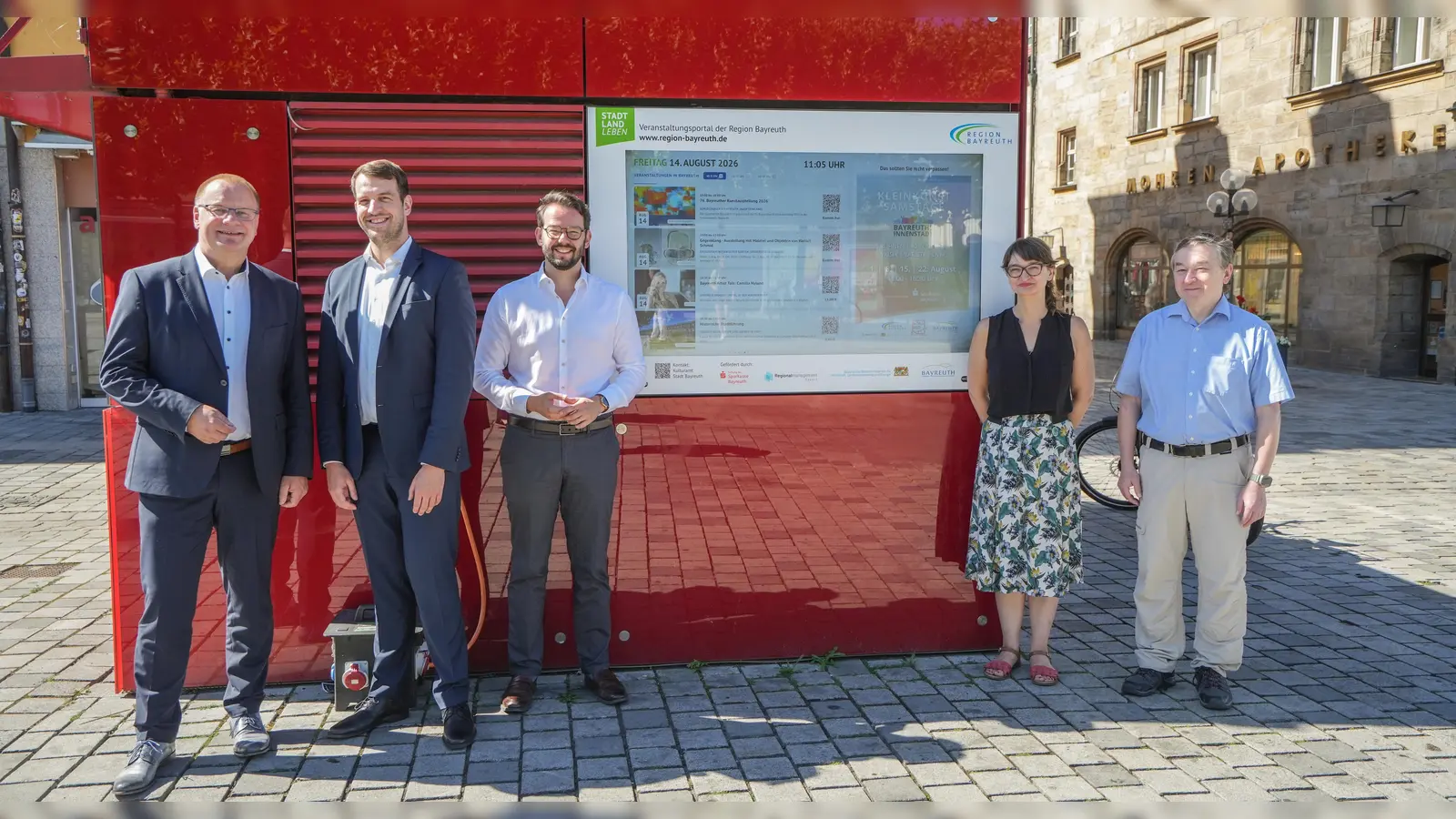 Sie freuen sich über den neuen Flyerkasten am Bücherschrank am Luitpoldplatz: Sparkassenvorstandsmitglied Michael Albert, Initiatorin Mirjam Horn-Schott und Oberbürgermeister Dr. Andreas Zippel. (Foto: Stadt Bayreuth)