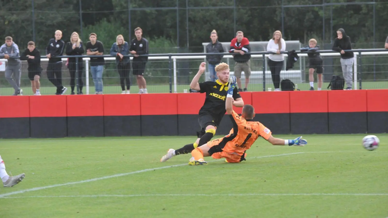 Stefan Maderer überwindet Patrick Klandt und setzt den Schlusspunkt unter eine starke Leistung. (Foto: Andi Bär)