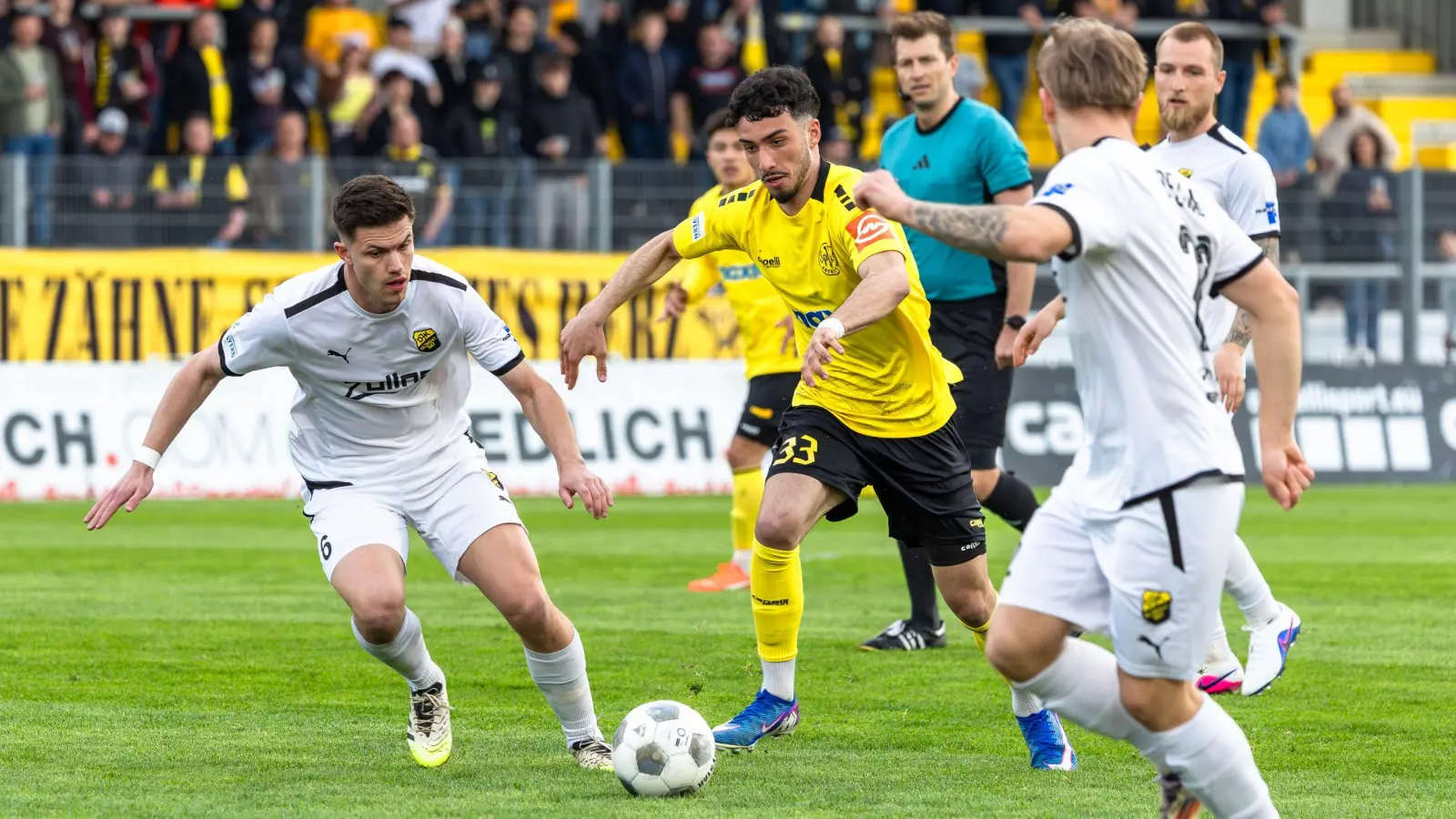 Winter-Neuzugang Davide Sekulovic (Mitte, am Ball) erzielte nicht nur ein Tor, sondern trieb das Spiel der Altstadt auch immer wieder nach vorne. (Foto: Dirk Ellmer)
