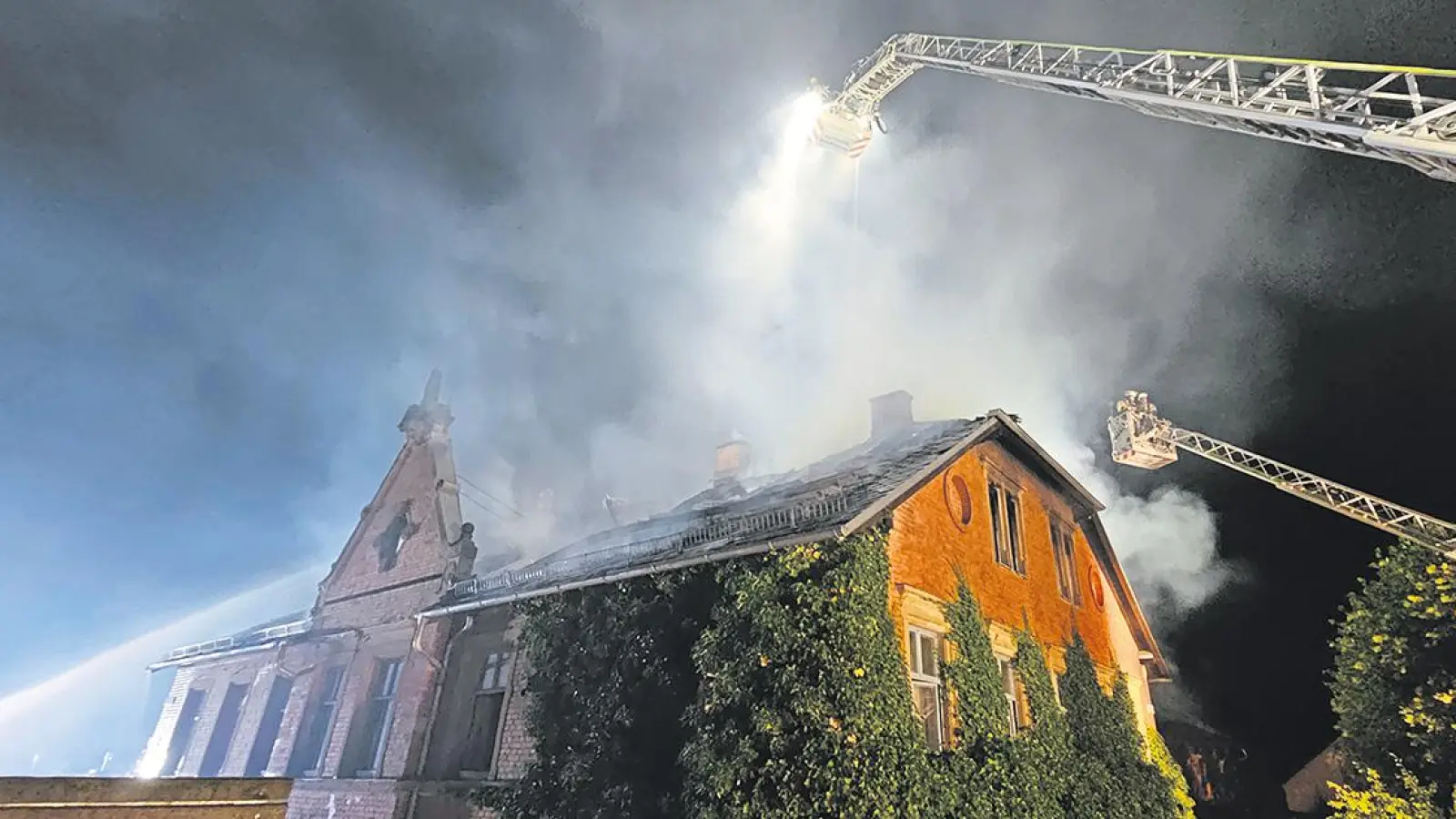 Löscharbeiten beim Restaurant Sudpfanne in Oberkonnersreuth. (Foto: Freiwillige Feuerwehr Bayreuth)