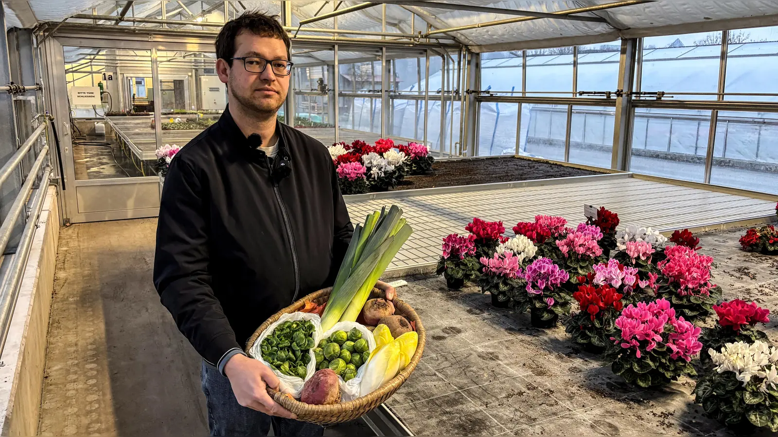 Harald Gräbner vom Stadtgartenamt verrät, welches Wintergemüse in der kalten Jahreszeit besonders gut schmeckt. (Foto: Stadt Bayreuth)