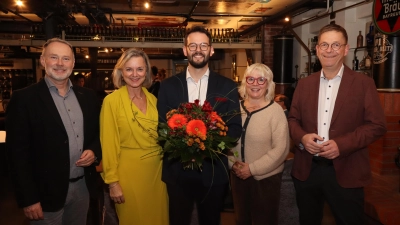 Auf dem Foto (v.l.n.r.): Thomas Bauske (Fraktionsvorsitzender), Dr. Beate Kuhn (Stellv. Fraktionsvorsitzende), Dr. Andreas Zippel (Oberbürgermeisterkandidat), Susan Gilster (Stellv. Parteivorsitzende), Prof. Dr. Jörg Reutershan (Parteivorsitzender) (Foto: SPD Bayreuth)