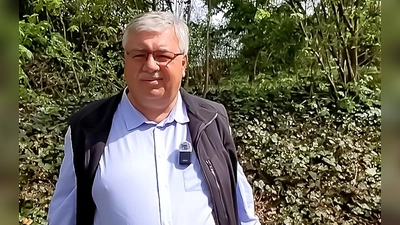 Stadtgartenamtsleiter Robert Pfeifer verrät, wie schattige Lagen mit Stauden und Farnen gestaltet werden können.  (Foto: Stadt Bayreuth )