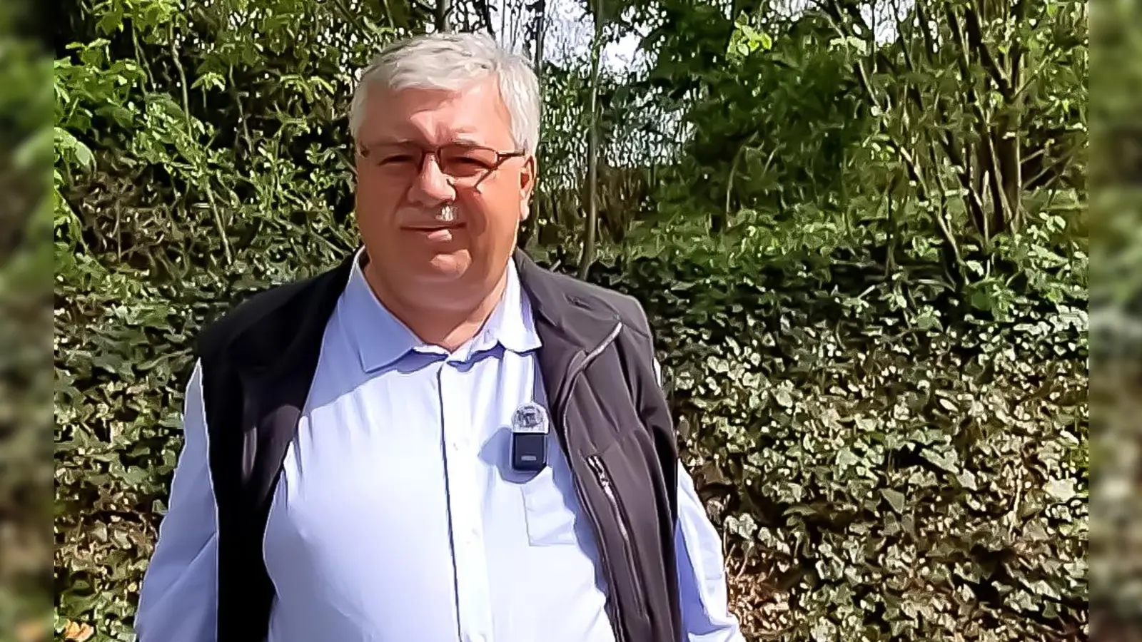 Stadtgartenamtsleiter Robert Pfeifer verrät, wie schattige Lagen mit Stauden und Farnen gestaltet werden können.  (Foto: Stadt Bayreuth )