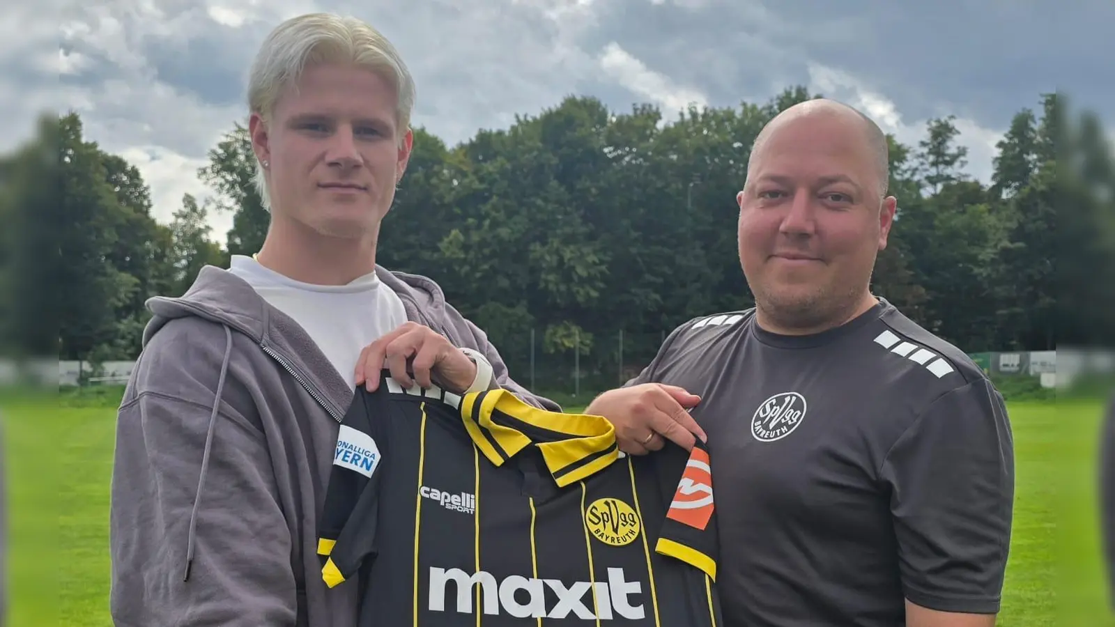 Torhüter Lino Kasten (links) bleibt der SpVgg Bayreuth auch in der kommenden Saison treu. Rechts Altstadt-Cheftrainer Lukas Kling. (Foto: SpVgg Bayreuth/Dr. Nicole Kalemba)