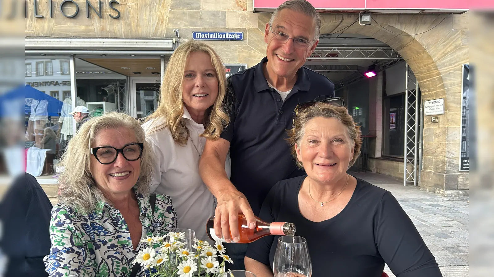 Hanne und Michael Hohl (Bildmitte) mit Melitta Wagner und Winzerin Monika Strehn, aus dem Burgenland. (Foto: gmu)