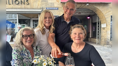 Hanne und Michael Hohl (Bildmitte) mit Melitta Wagner und Winzerin Monika Strehn, aus dem Burgenland. (Foto: gmu)