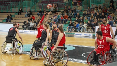 Ein heißes Duell lieferten sich der RSV Bayreuth (schwarze Trikots) und die RBC Köln 99ers heute Nachmittag in der Oberfrankenhalle. (Foto: sd)