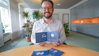 Oberbürgermeister Dr. Andreas Zippel zeigt sich sehr zufrieden mit der Gestaltung der 35-Euro-Sammlermünze „150 Jahre Richard-Wagner-Festspiele Bayreuth“. (Foto: Stadt Bayreuth)