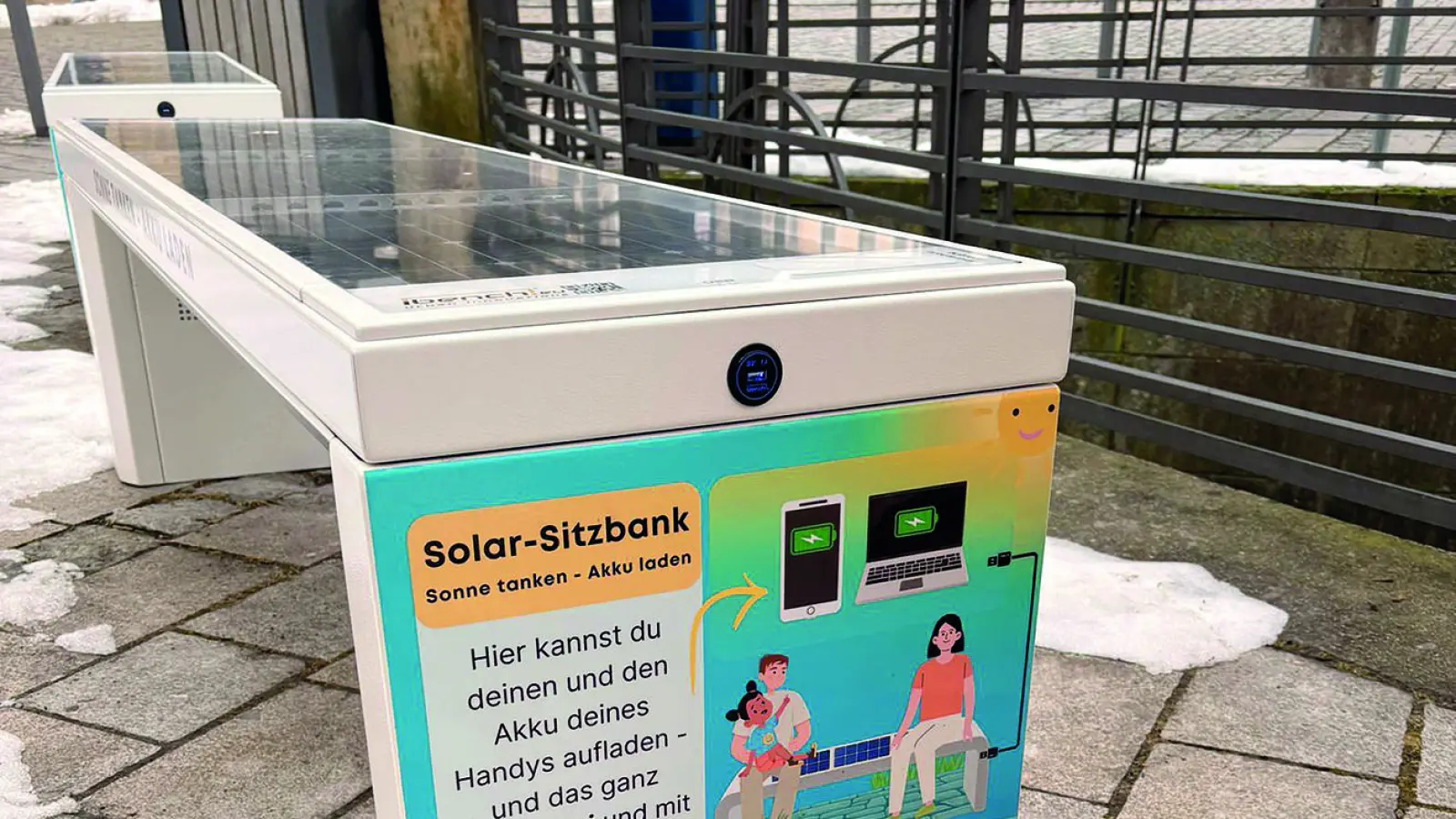 Mehr als ein Sitzmöbel: die neuen Solarbänke vor der Touristinfo. (Foto: gmu)