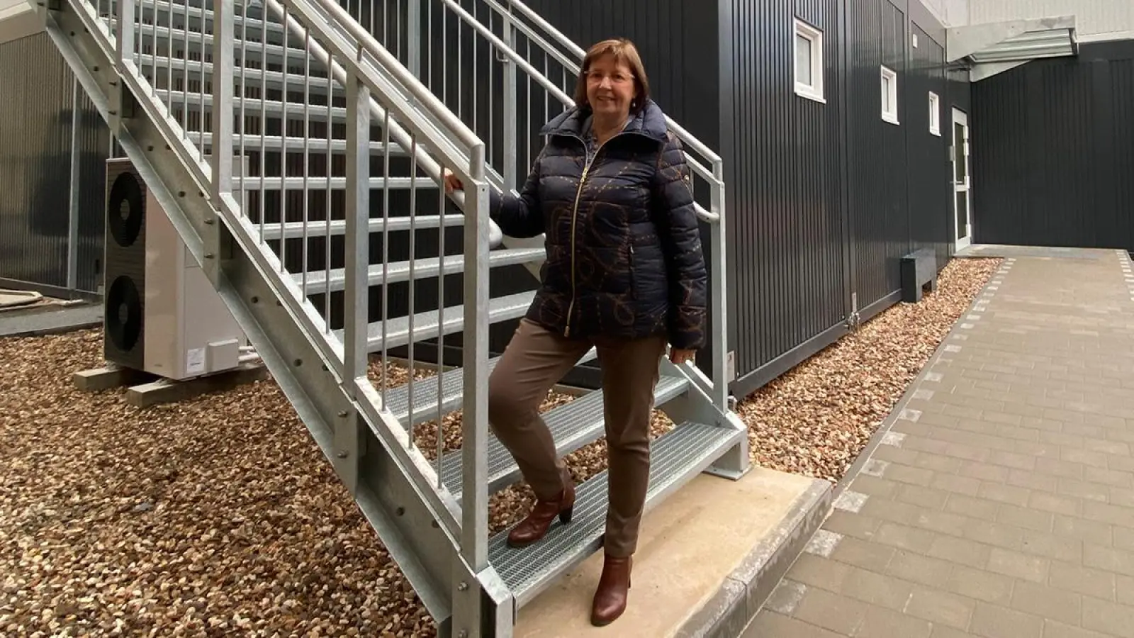 Direktorin Ursula Graf vor dem mobilen Klassentrakt des RWG. (Foto: Lenkeit)