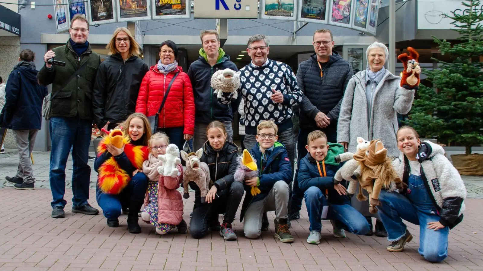 Das Team der Schlosskirche bei der Preisverleihung in Hof. Inzwischen begleiten Schaf Bärbel bei seinen Abenteuern zahlreiche Freunde. (Foto: red)