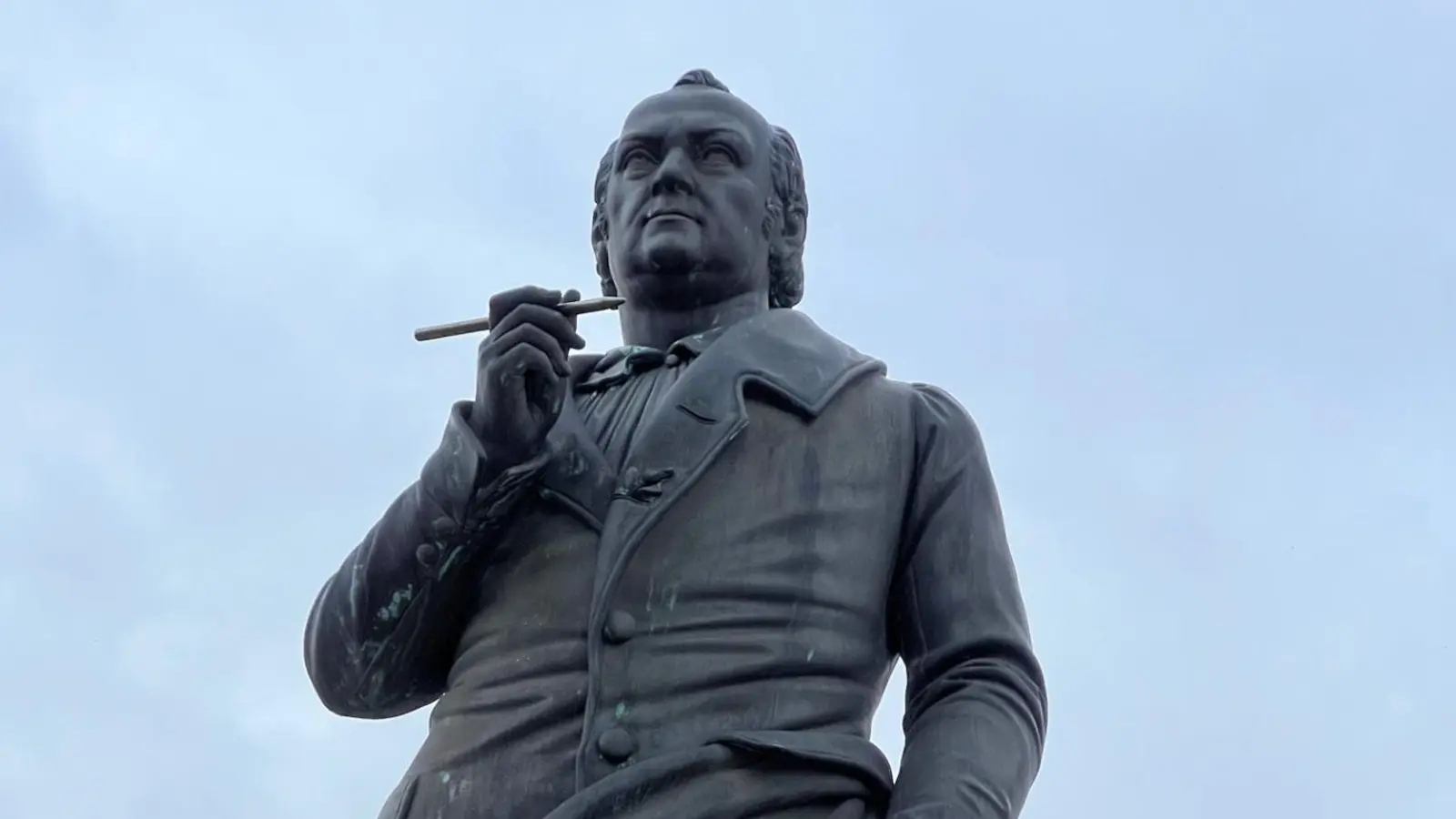 Die Statue auf dem Jean-Paul-Platz, im Herzen der Bayreuther Innenstadt, ist seit 1841 ein fester Bestandteil des Stadtbilds.  (Foto: W. Munzert)