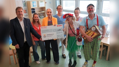v.l.n.r.: Ralf Schwarz, Anja Rieß, Andrea Andrade, Oberarzt Dr. med. Winfried Rauch, Ilona Golla und davor die beiden KlinikClowns „Dr. Trudi Eierfleck“ und „Prof. Dr. Fritz´l Fußtaps“<br><br> (Foto: Ulrich Jörs)