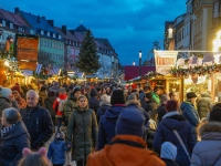 Auch am zweiten Adventswochenende lockte der Bayreuther Christkindlesmarkt viele Besucher an.  (Foto: Stefan Dörfler )