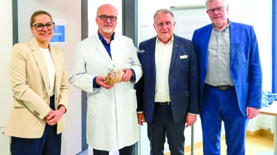 V.l.: GeBO-Vorständin Eva Gill, Leitender Oberarzt am Bezirkskrankenhaus Markus Salinger, Bezirkstagspräsident Henry Schramm und Oberbürgermeister Thomas Ebersberger.  (Foto: red)