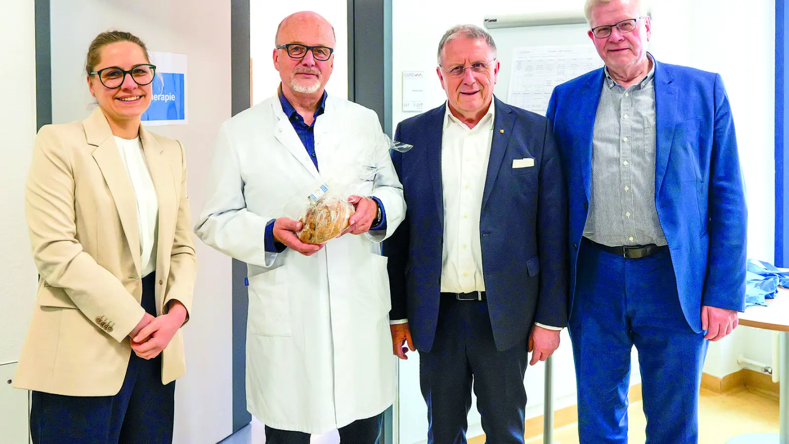 V.l.: GeBO-Vorständin Eva Gill, Leitender Oberarzt am Bezirkskrankenhaus Markus Salinger, Bezirkstagspräsident Henry Schramm und Oberbürgermeister Thomas Ebersberger.  (Foto: red)