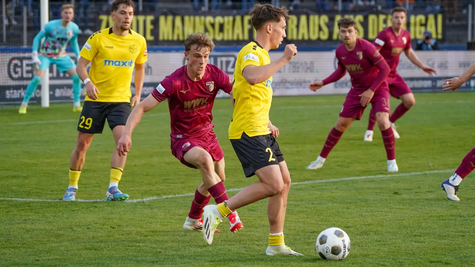 Jonas Kehl (am Ball, im Spiel gegen den FC Augsburg II) verlässt die Altstadt und wechselt in die Regionalliga West. (Foto: sd)