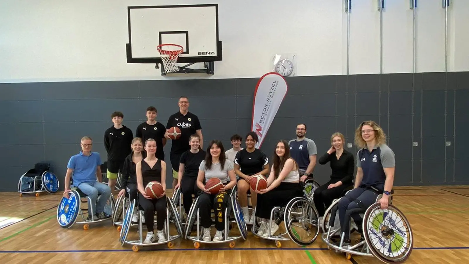 Schüler der FOSBOS mit RSV-Abteilungsleiter Sebastian Gillsch (rechts hinten), Dagmar Van Hinte (rechts), SChulleiter Timo Eckert (links, sitzend) und CYBEX-Talents-Trainer Tim Nees (stehend, rechts). (Foto: Lenkeit)