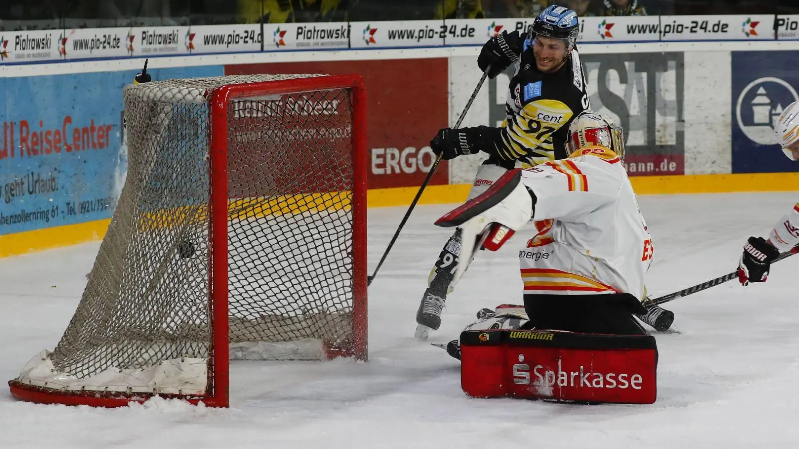 Zwei Spieler des Spiels. „Aushilfsverteidiger” Frederik Cabana und ESVK-Goalie Stefan Vajs. (Foto: Peter Kolb)