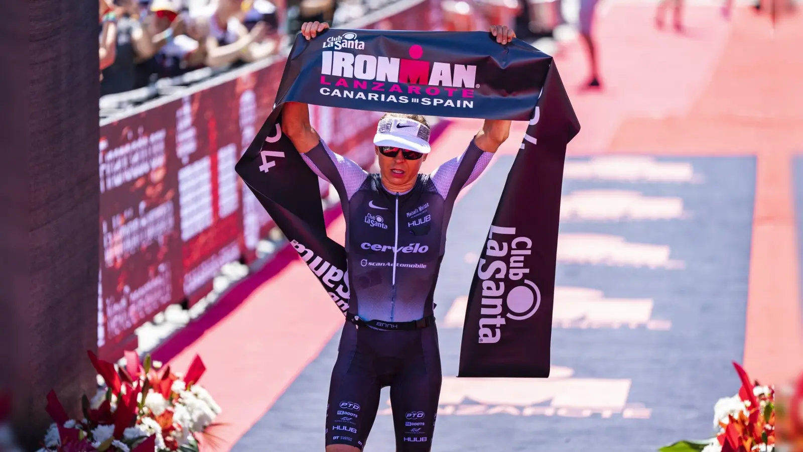 Anne Haug beim Zieleinlauf nach ihrem souveränen Sieg beim Ironman Lanzarote-Triathlon. (Foto:  Ironman Lanzarote James Mitchell / Management Anne Haug Frank Übelhack)