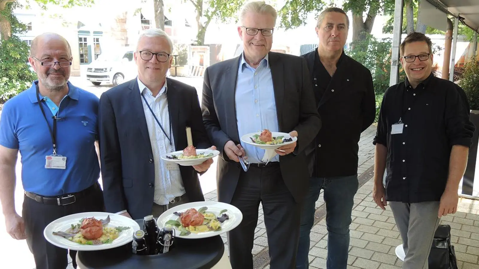 V.l. Engin Gülyaprak, Festspielgeschäftsführer Ulrich Jagels, Oberbürgermeister Thomas Ebersberger, Küchenchef Andreas Scheurer und Wahnfood-CEO Axel Gottstein. Foto: Munzert (Foto: Munzert)