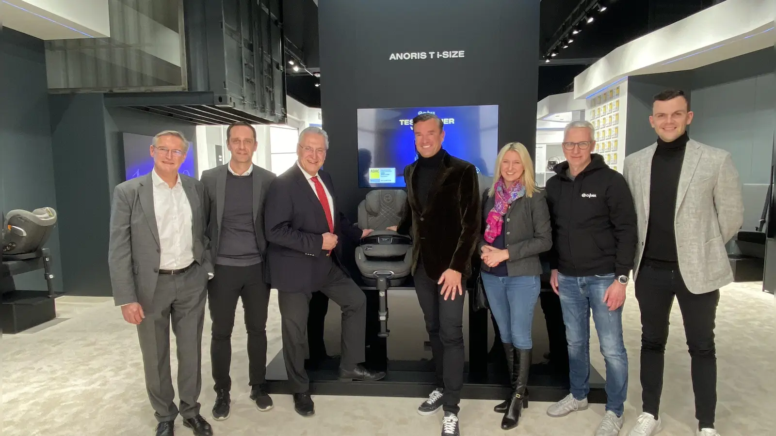 V.l.: Stadtrat Dr. Michael Hohl, Johannes Schlamminger (CEO CYBEX), Innenminister Joachim Herrmann, Martin Pos (Gründer CYBEX), Bundestagsabgeordnete Dr. Silke Launert, Roland Auschel (Vertrieb CYBEX) und Martin-Patrick Pos (SVP Commerce CYBEX).  (Foto: jle)