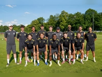 Die Neuzugänge der SpVgg Bayreuth mit dem Trainerteam. (Foto: sd)