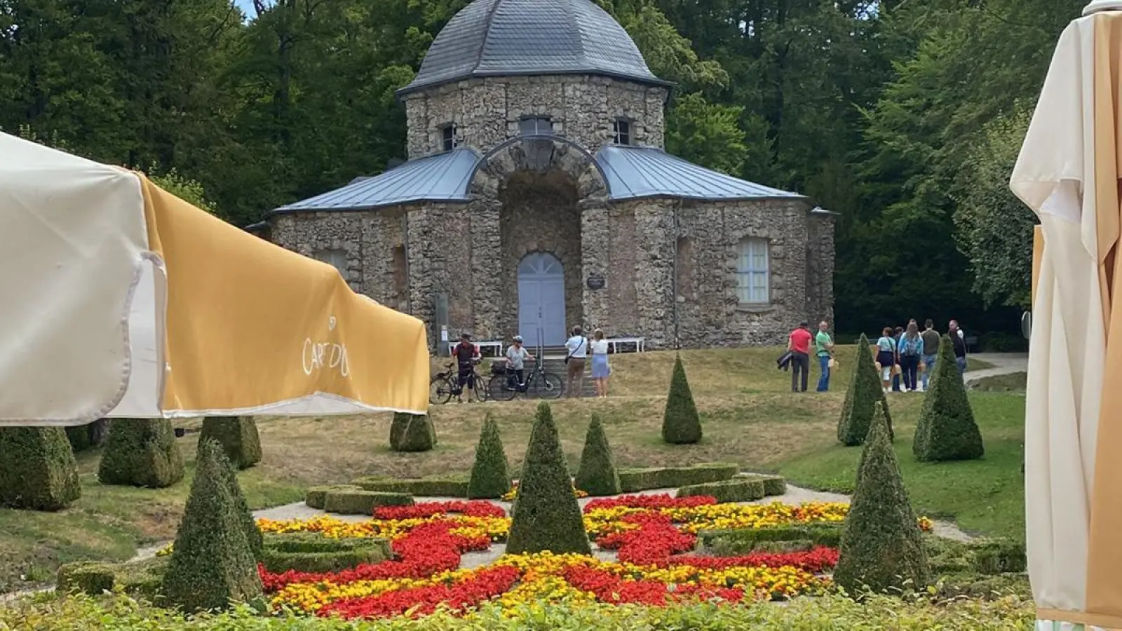 Morgenländischer Bau im Felsengarten Sanspareil mit Blumenbeeten. (Archivbild: Mohr)