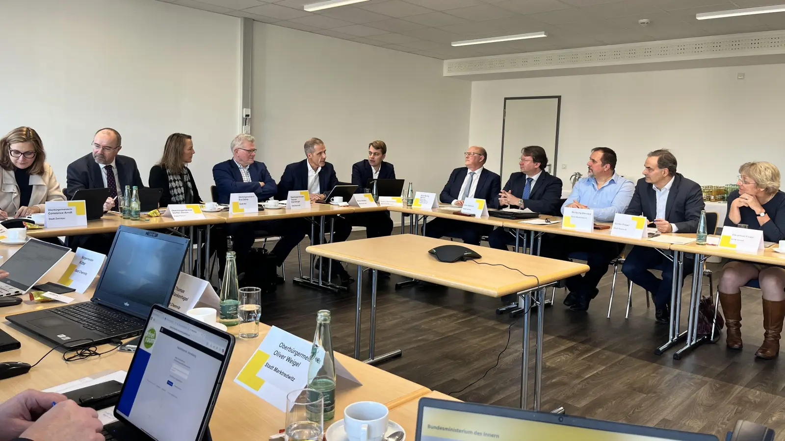 Die Stadtoberhäupter der Kommunen des Sächsisch-Bayerischen Städtenetzes haben bei ihrem jüngsten Treffen in Plauen eine zügige und gleichzeitige Brückensanierung sowie Elektrifizierung der Franken-Sachsen-Magistrale gefordert.  (Foto: Stadt Plauen)