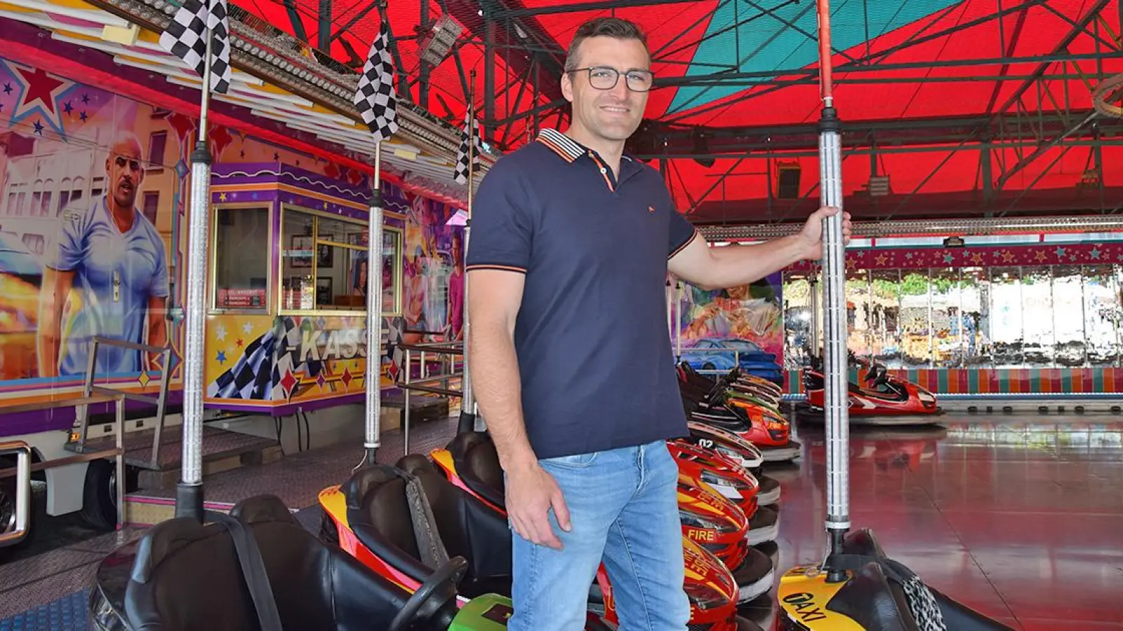 Florian Diebold an seinem Autoscooter auf dem Bayreuther Volksfest. (Foto: Lenkeit)