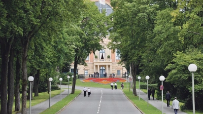 Das Festspielhaus vom Fuß des Grünen Hügels aus betrachtet. (Foto: Munzert)