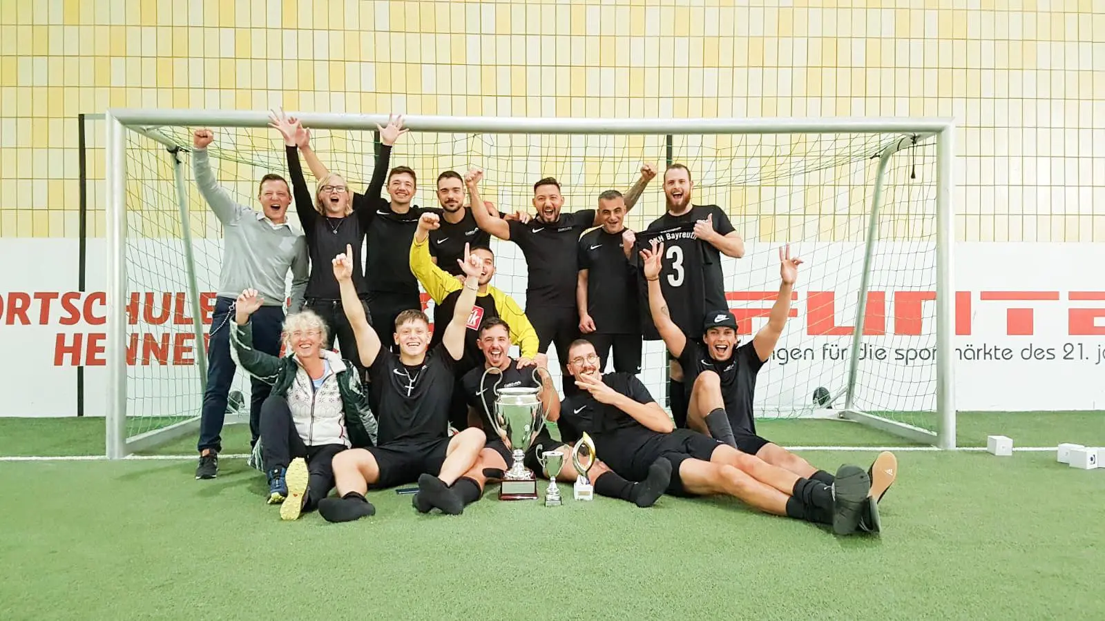 Im Freudentaumel: Die Forensik-Fußballer des Bezirkskrankenhauses Bayreuth sind Deutsche Meister. Die Sporttherapeuten Birk Seliger (links), Julia Popp (hinten) und Kathrin Bentz jubeln mit. (Foto: GeBo)
