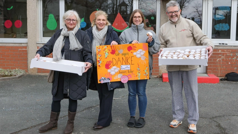 Krapfenlieferdienst im Kindergarten Heilig Kreuz: v.l. Gabriele Munzert, Stefanie Hellbach, Leiterin Anja Herath und Thomas Zimmer.  (Foto: Dörfler)