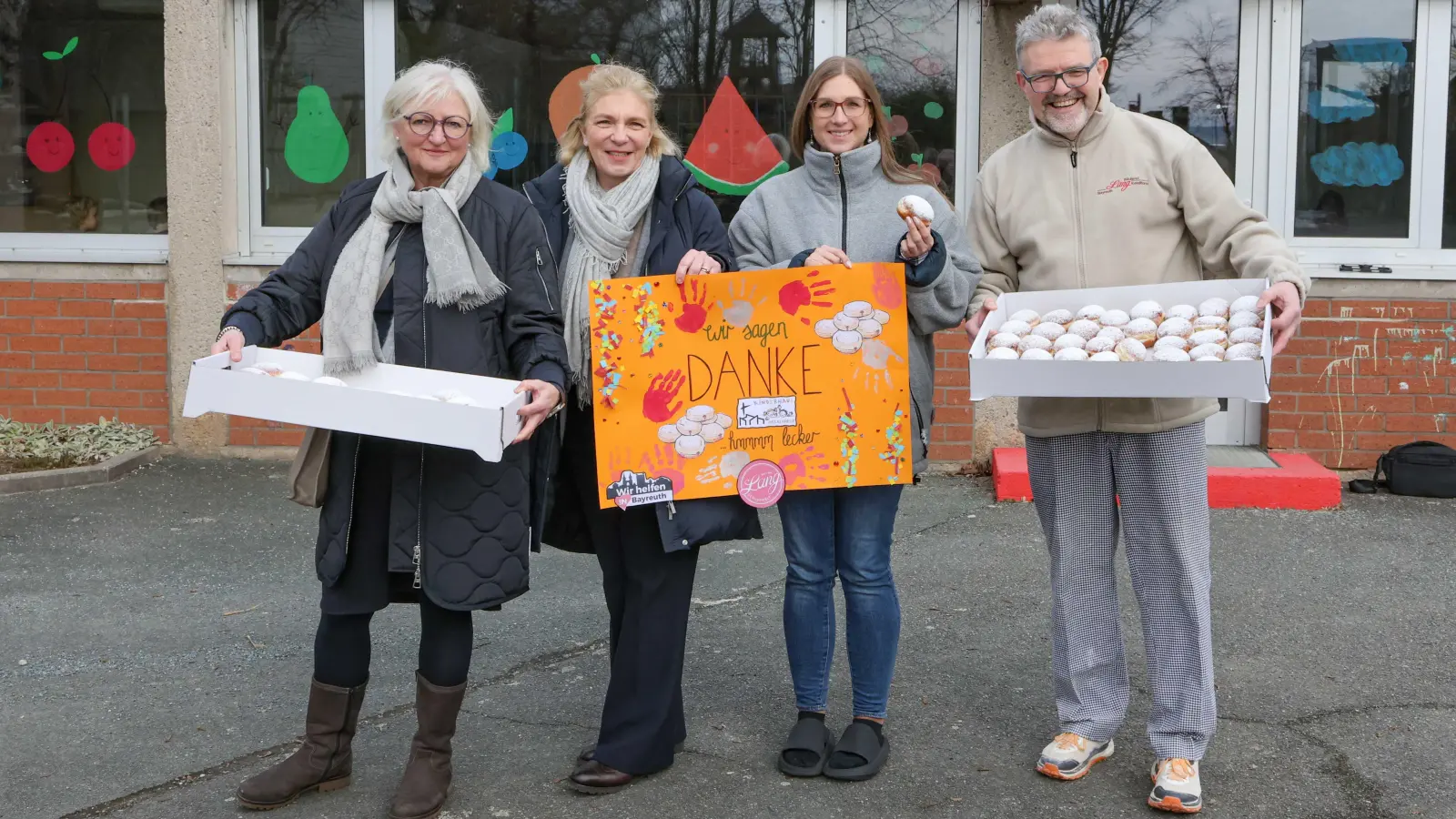 Krapfenlieferdienst im Kindergarten Heilig Kreuz: v.l. Gabriele Munzert, Stefanie Hellbach, Leiterin Anja Herath und Thomas Zimmer.  (Foto: Dörfler)