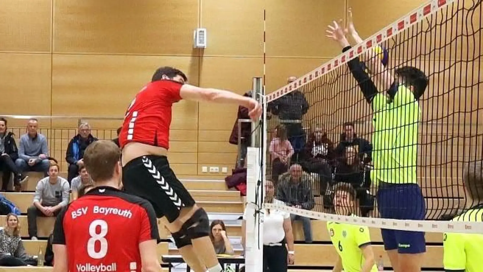Bayreuths Volker Nissels ist, angespielt von Milan Dörnhöfer (8), aus der Mittelposition erfolgreich, Foto: Jürgen Schott, Pressewart des BSV Bayreuth. (Foto: inBayreuth.de)