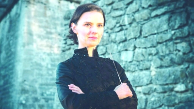 Oksana Lyniv stand 2021 als erste Frau am Dirigentenpult der Bayreuther Festspiele und leitete den „Fliegenden Holländer“.  (Foto: Oleh Pavliuchenkov)