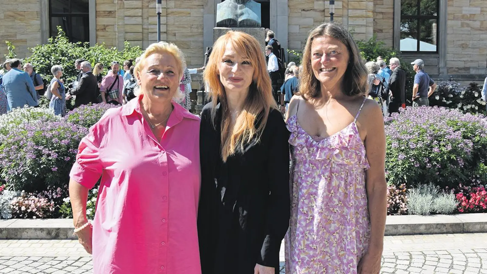 Diese drei Bayreutherinnen leben im Zeichen der Bayreuther Festspiele (Foto: Lenkeit)
