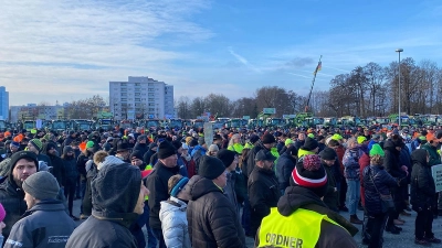 Viele Fahrzeuge, noch mehr Demonstrierende: der Volksfestplatz am Montagmittag (8. Januar 2024). (Foto: Stefan Dörfler)