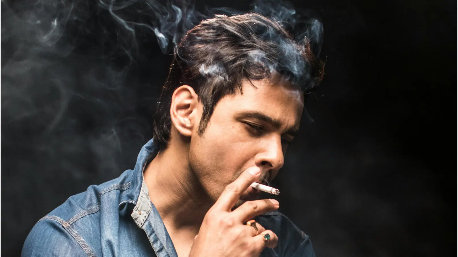 Viele Bürgerinnen und Bürger schnippen ihre Kippe weg. Das schadet der Umwelt, beeinträchtigt Pflanzen- und Tierwelt und verschmutzt Straßen und Plätze. (Foto: Pexels)