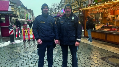 V.l.: Polizeikommissar Johannes Gottwald und Polizeihauptkommissar Heiko Engelhardt sind in der Innenstadt zu Fuß unterwegs.  (Foto: gmu)