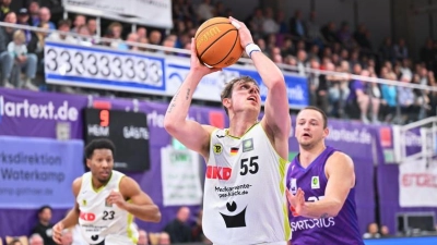 Lenny Liedtke (beim Wurf) war heute in Göttingen erneut Bayreuther Topscorer.. (Foto: BG Göttingen/Swen Pförtner)