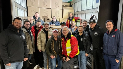 Mitglieder von Round Table 98 in Bayreuth beim Beladen des Lkw mit gespendeten Päckchen. (Foto: red)