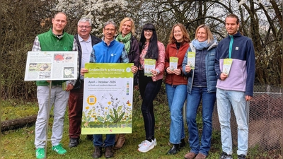 Die Verantwortlichen für die Organisation vor Ort und einige der Kooperationspartner stellen das Programm am Lindenhof vor (v.l.n.r.): Felix Meßberger (Gartenbau, Kreisfachberater des Landkreises Bayreuth), (Robert Pfeifer (Stadtgartenamt Stadt Bayreuth), Thomas Kappauf (Leiter UIZ Lindenhof), Eva Rundholz (Regionalmanagerin Region Bayreuth/Stadt Bayreuth), Monika Pellkofer (Regionalmanagerin, Region Bayreuth/Landkreis Bayreuth), Silvia Dischner (Die Summer e. V.), Elisabeth Obermaier (ÖBG, Uni Bayreuth), Dimitri Seidenath (Stadtgartenamt Stadt Bayreuth) (Foto: Landkreis Bayreuth)